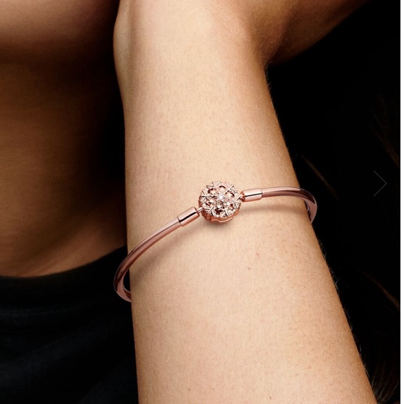 NIB Pandora Moments Sparkling Snowflake Clasp Bangle Japan Card Captor Sakura - Picture 13 of 16